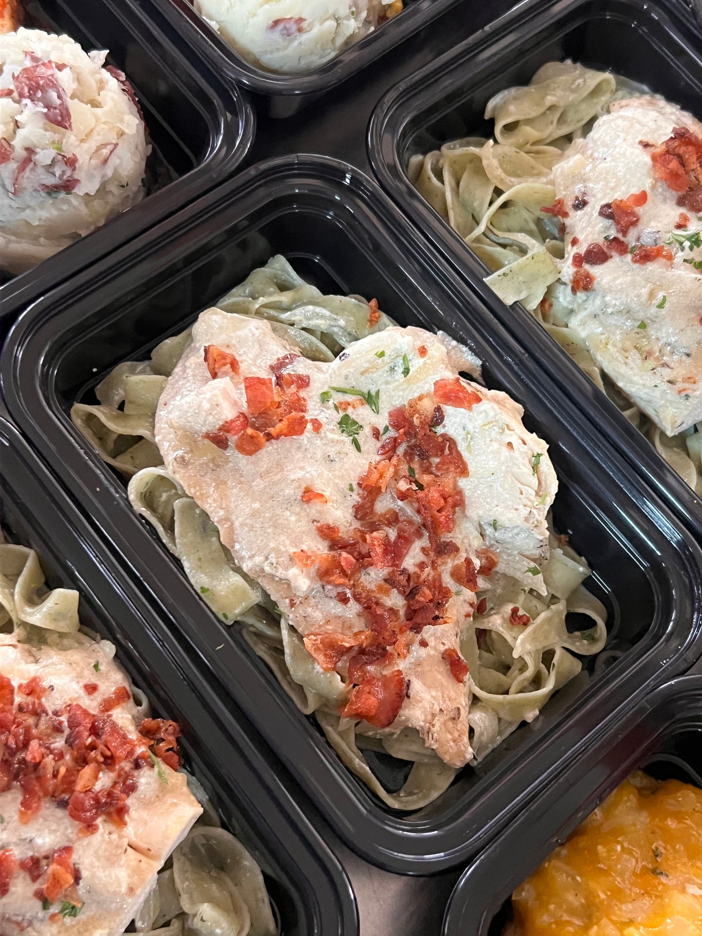 Fettucine de espinacas con pechuga en salsa cremosa com bacon y cebolla