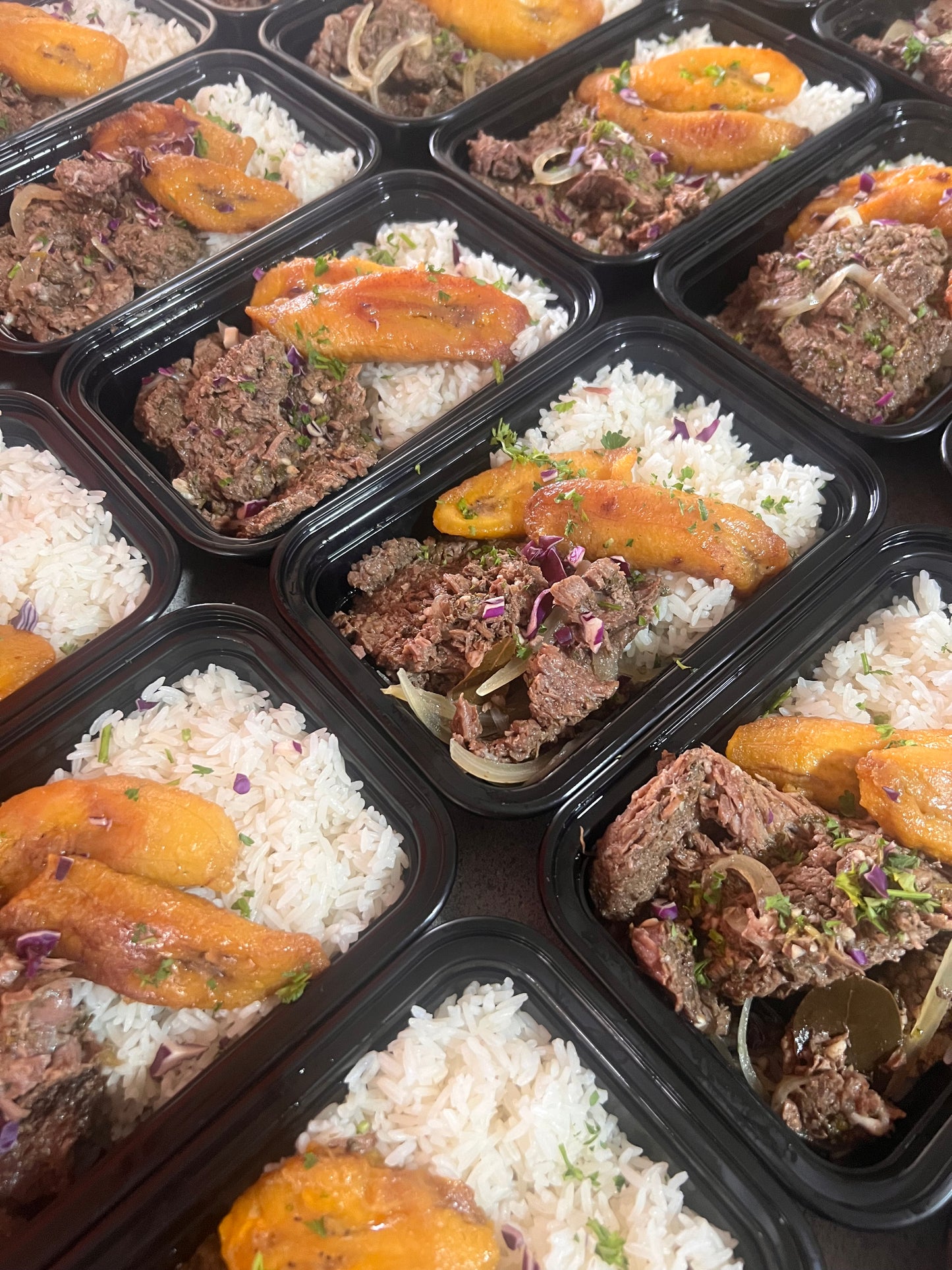 Arroz jazmin con bistec encebollado y platano maduro