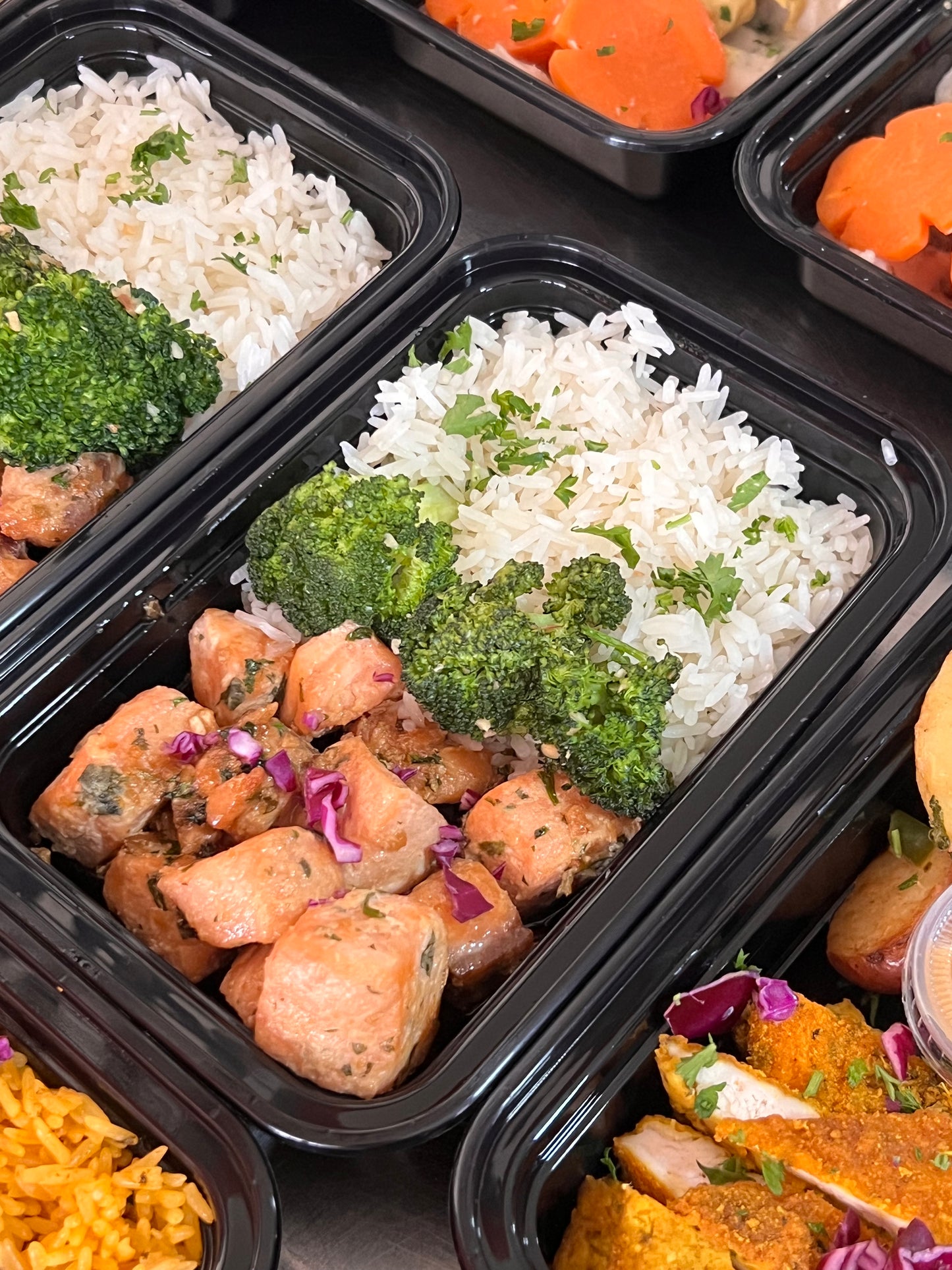 Honey Soy salmon bites con Arroz jazmín y brócoli