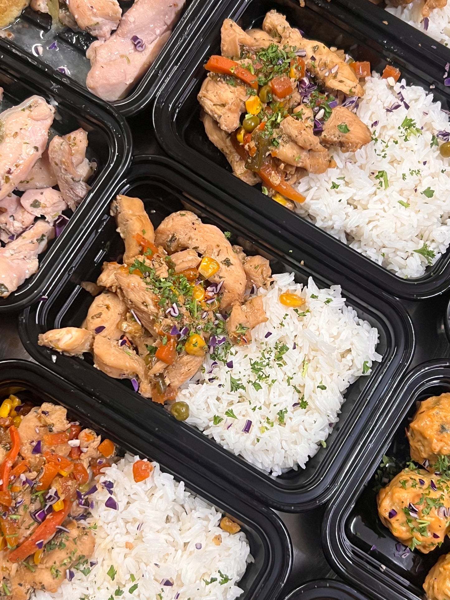 Pechuga salteada con vegetales mixtos en salsa oriental con arroz jazmin