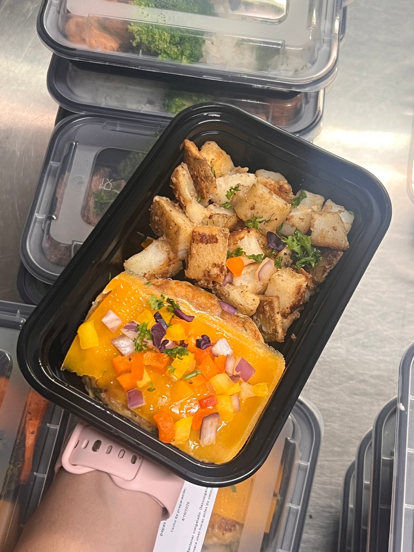 Cheeseburger de pollo al plato con papas diced al horno