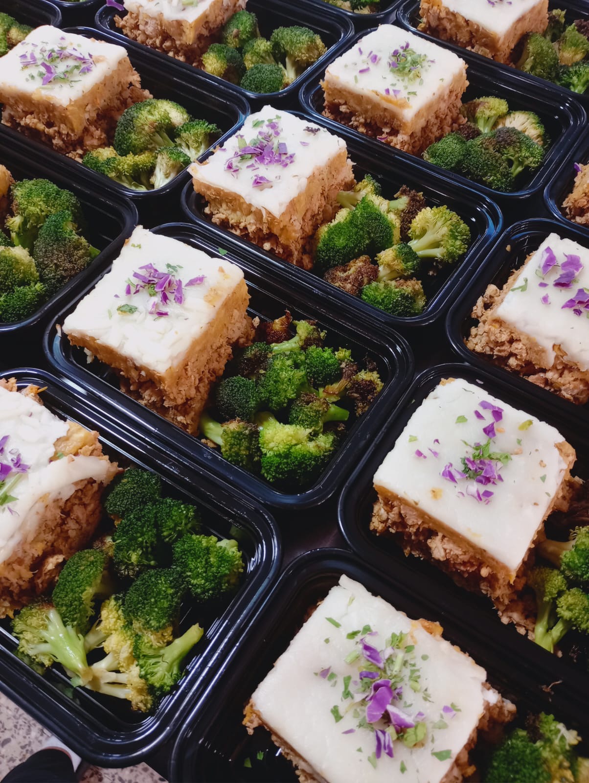 Pastelon de platano maduro relleno de carne molida de res y brocoli
