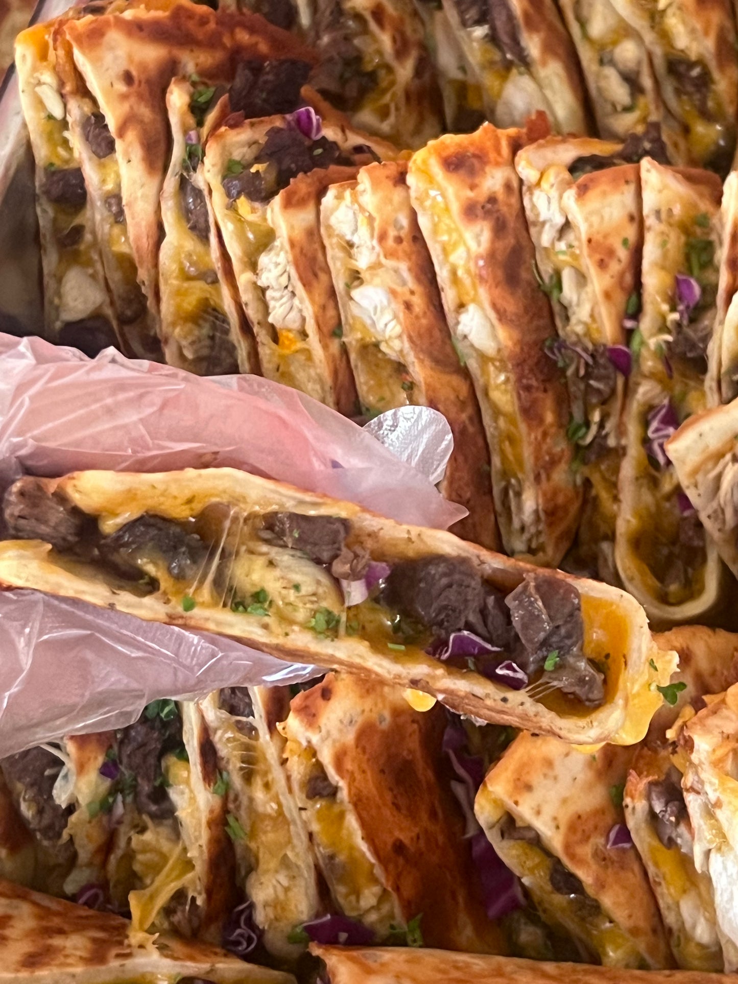 Quesadilla de Coliflor rellena de Churrasco y pollo y ensalada verde