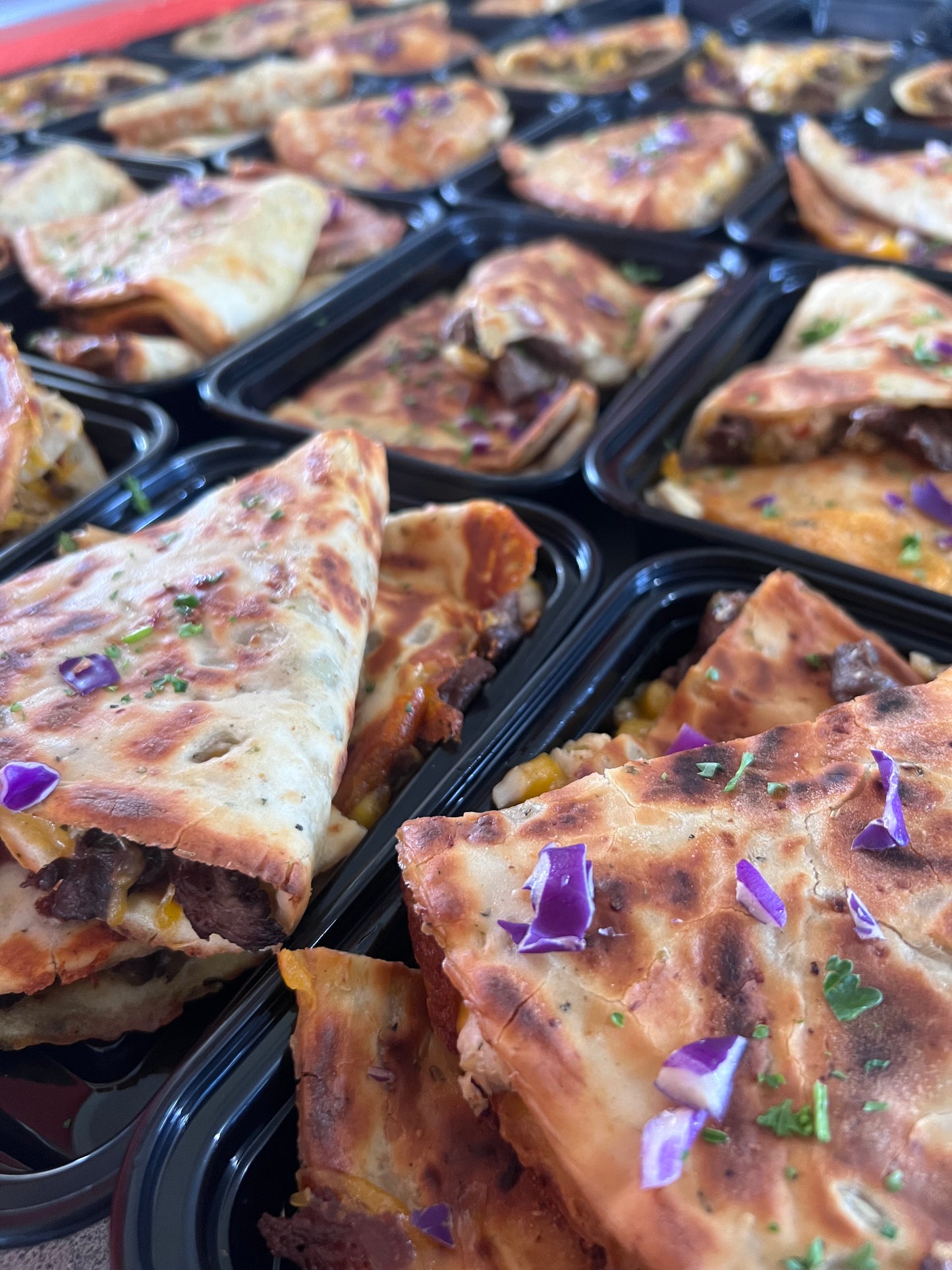 Quesadilla de Coliflor rellena de Churrasco y pollo y ensalada verde