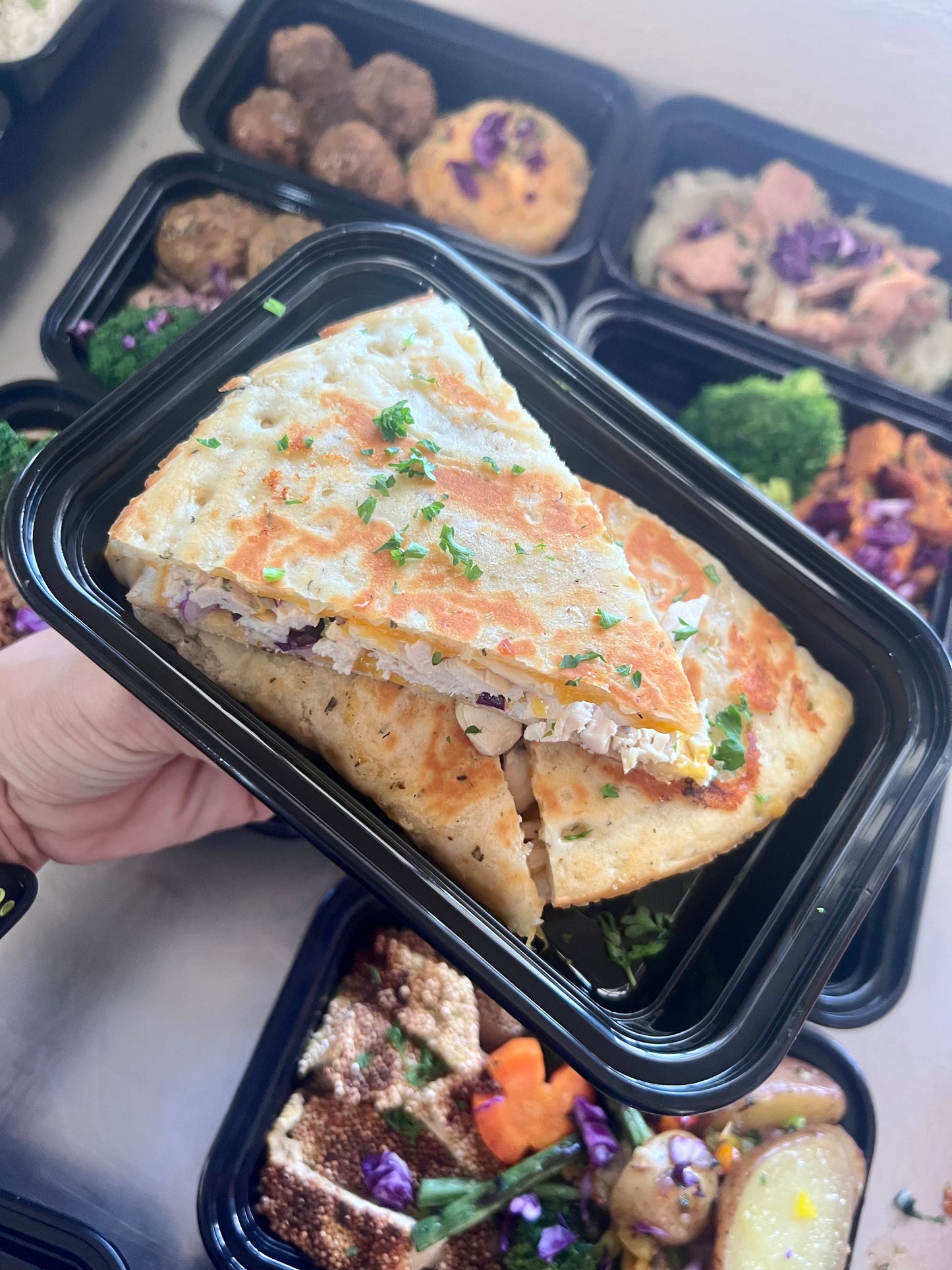 Quesadilla en masa de coliflor rellena de pollo desmenuzado