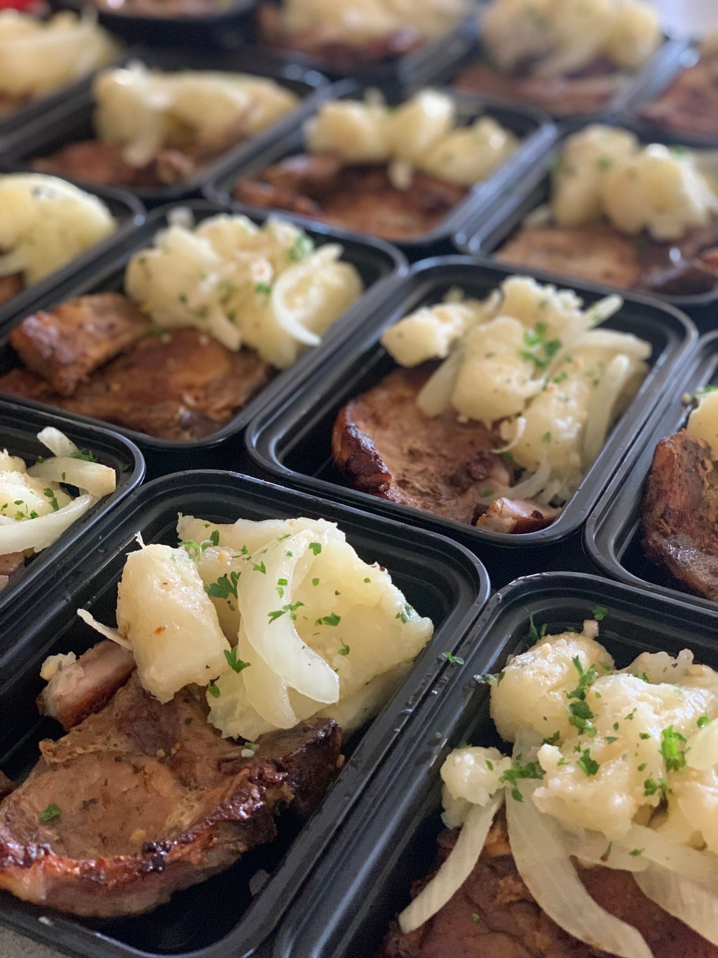 Chuleta al vapor con yuca encebollada