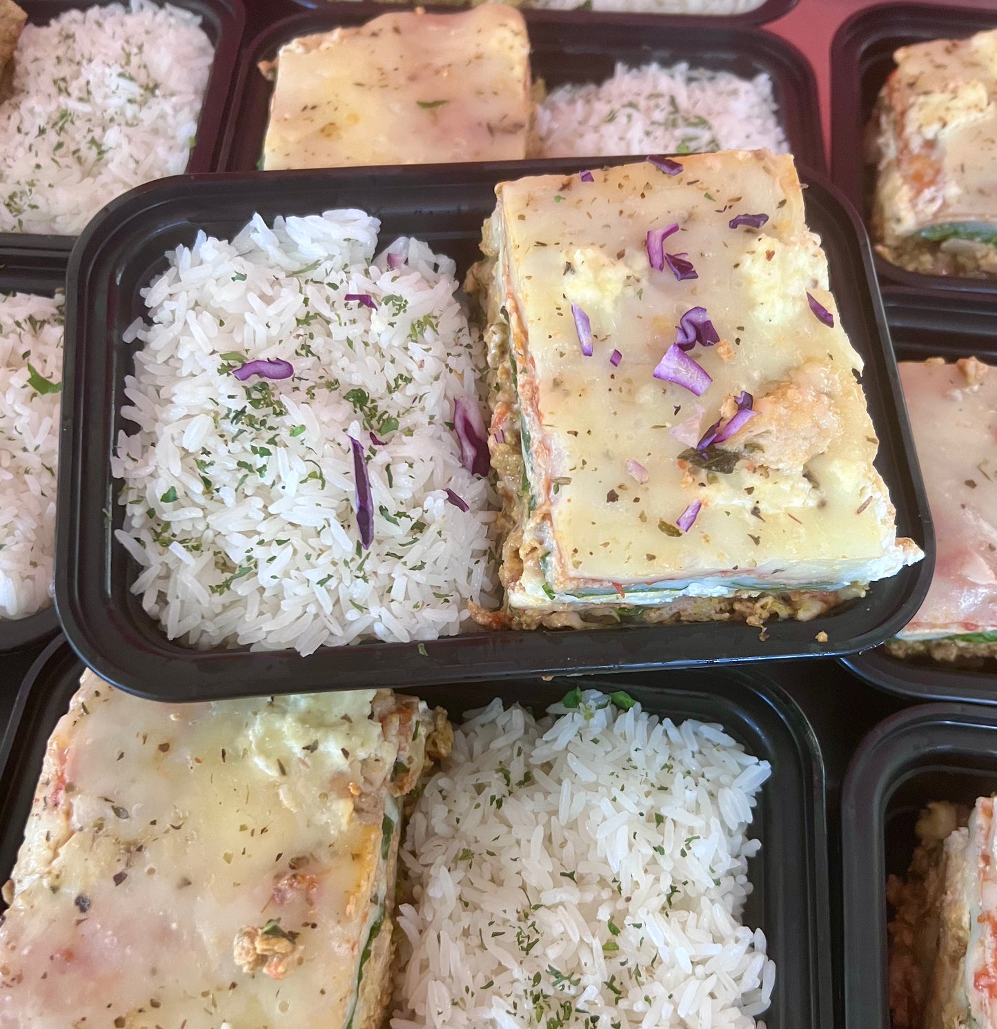 Lasagna rellena de pollo y espinacas con arroz jazmín