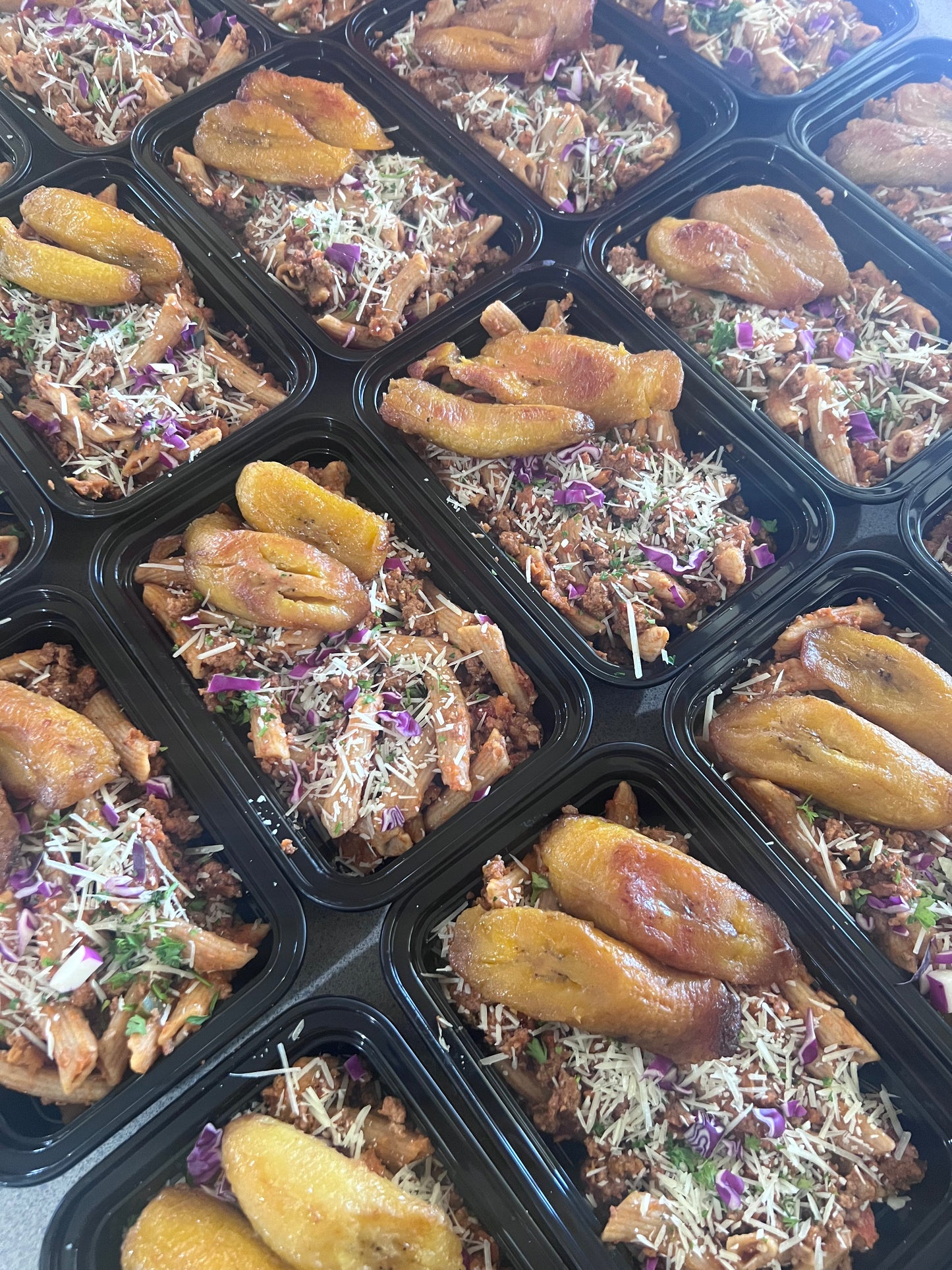 Penne Pasta con Molida de Res y Plátano Maduro