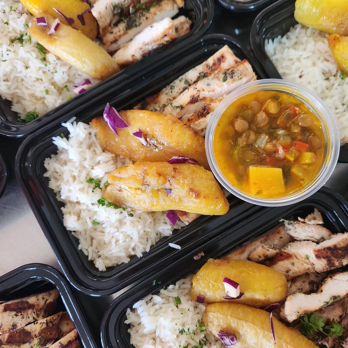 Arroz jazmín con guiso de lentejas, pechuga al grill y plátano maduro