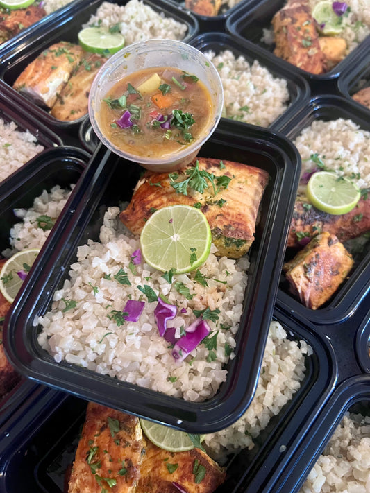 Salmón con Coli-arroz salteado y habichuelas rosada guisada