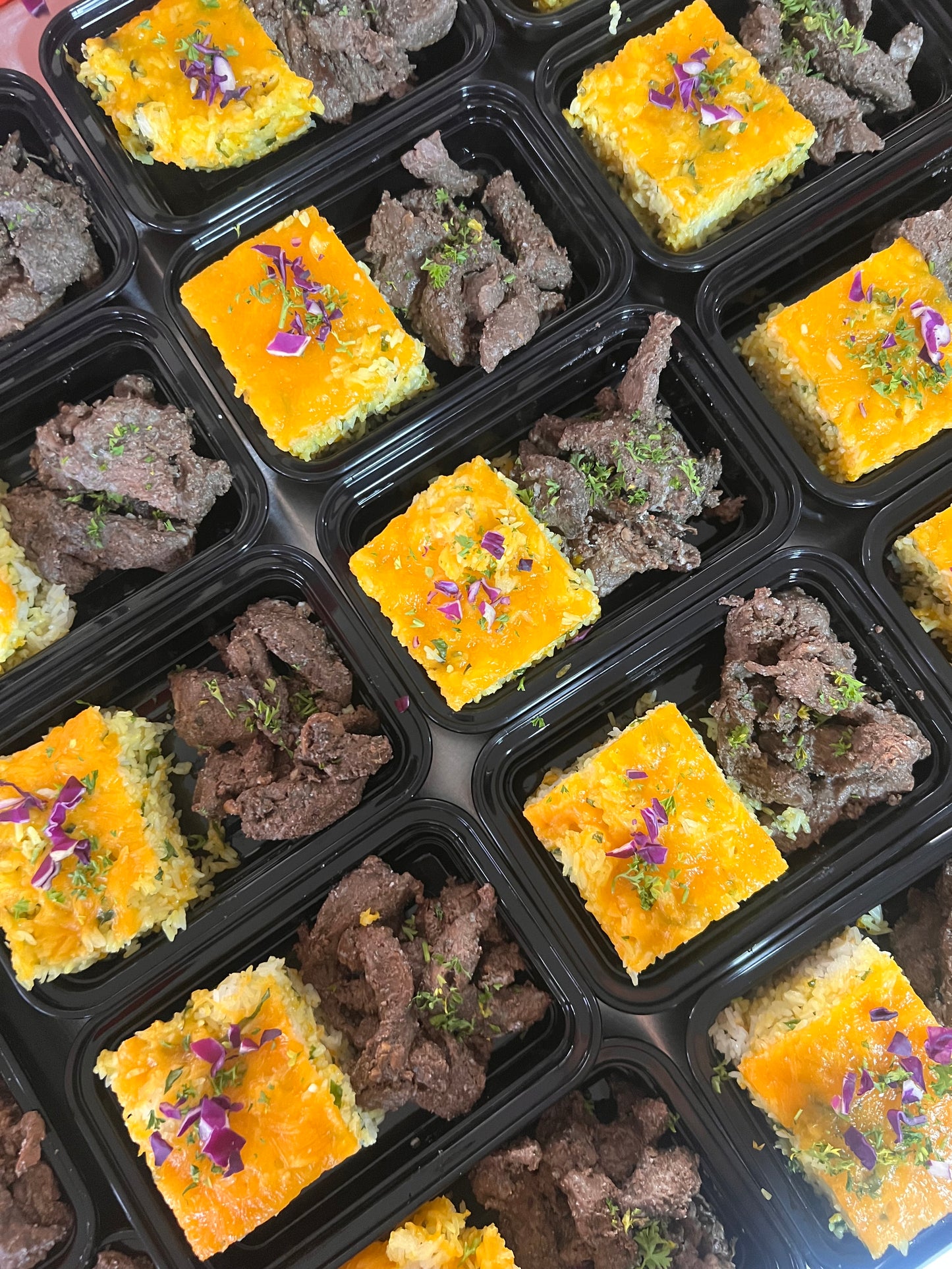 Pastelon de arroz relleno de queso y espinacas con churrasco