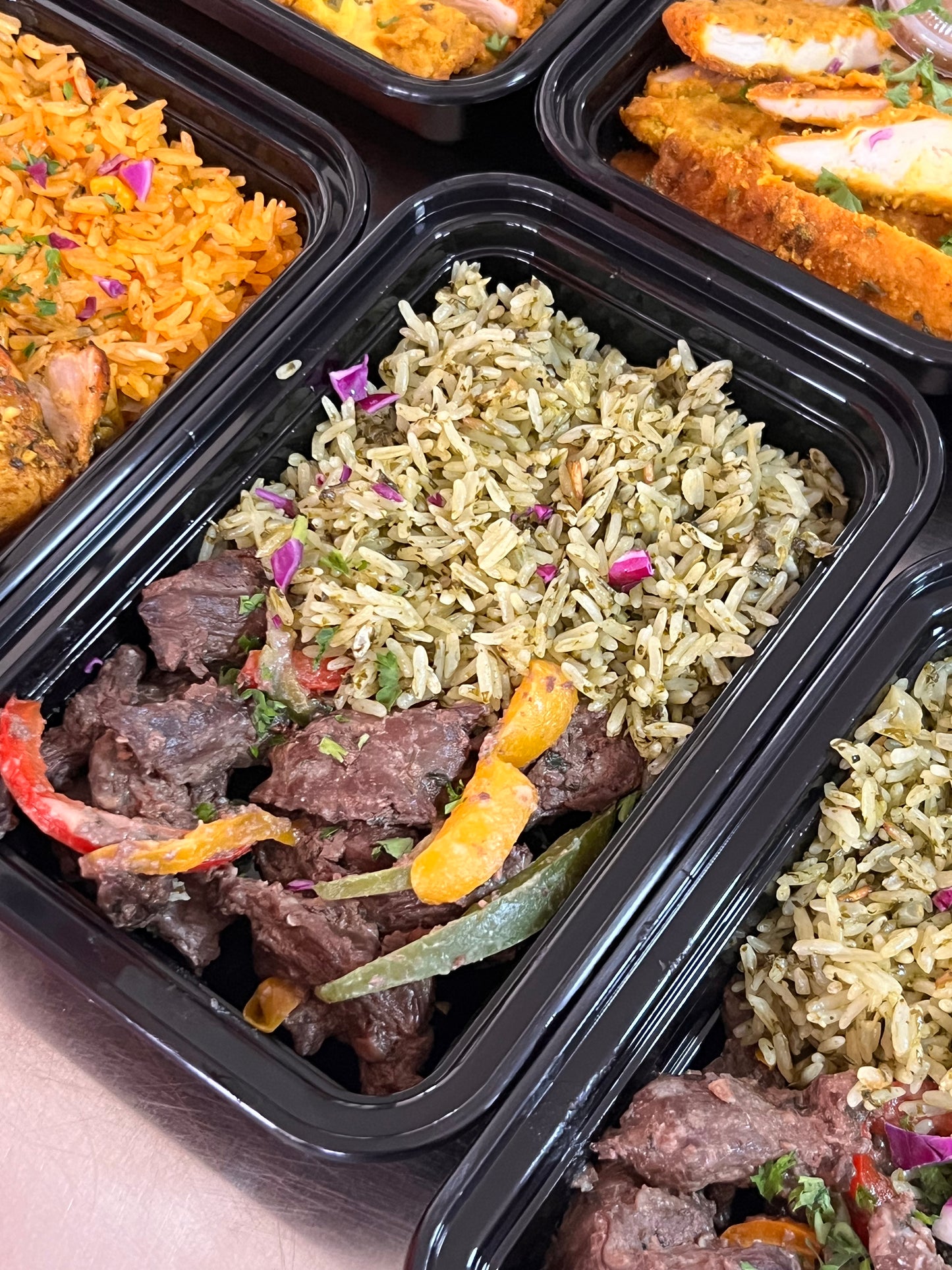 Arroz verde con fajitas de churrasco salteadas