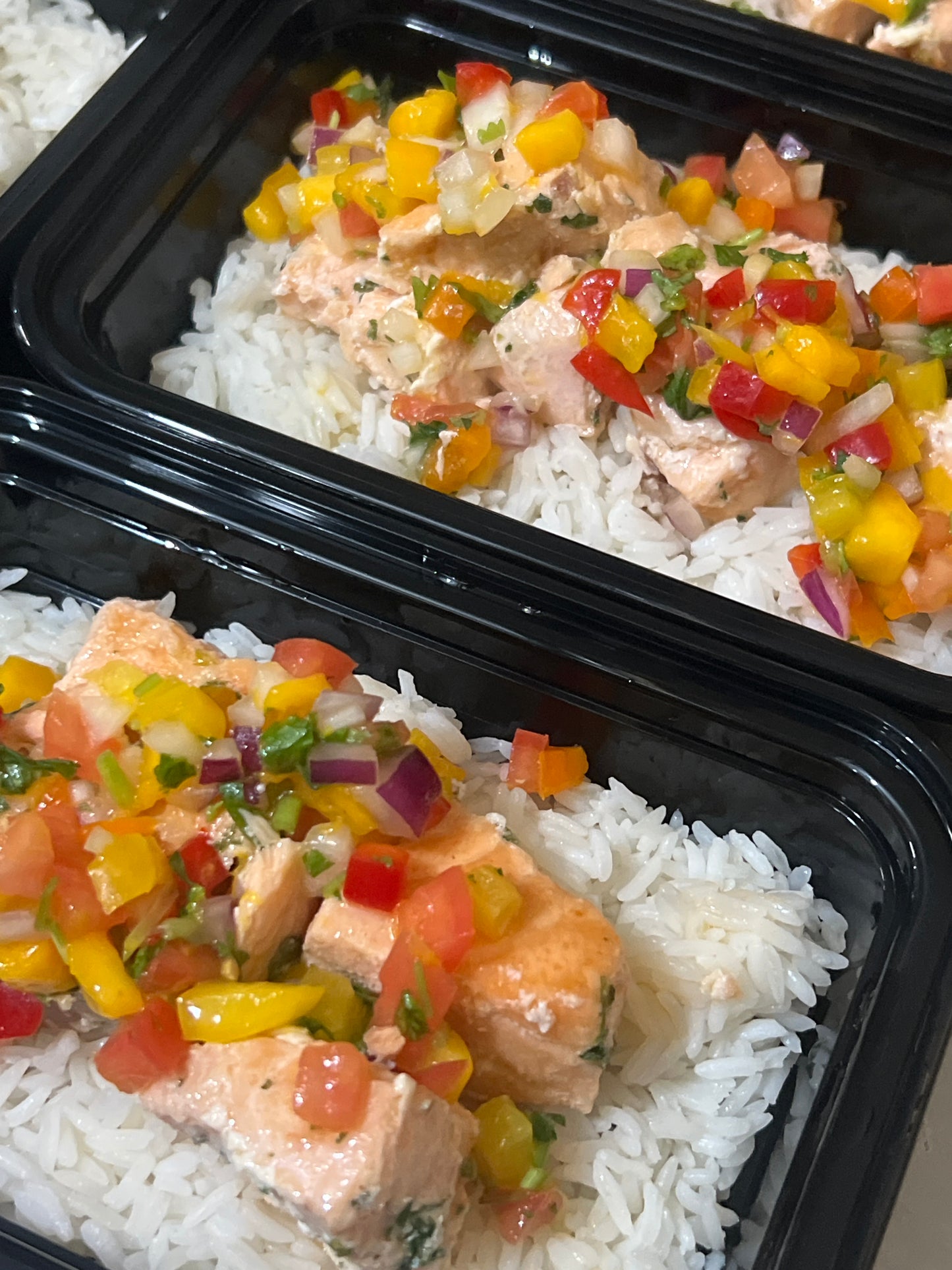 Salmon bites con pico de gallo de mango y arroz jazmin