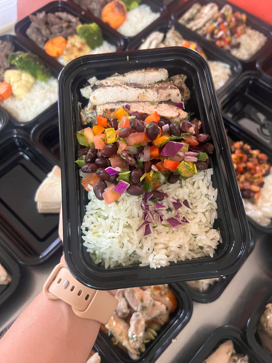 Cilantro lime rice con pechuga al grill y pico de gallo de frijoles