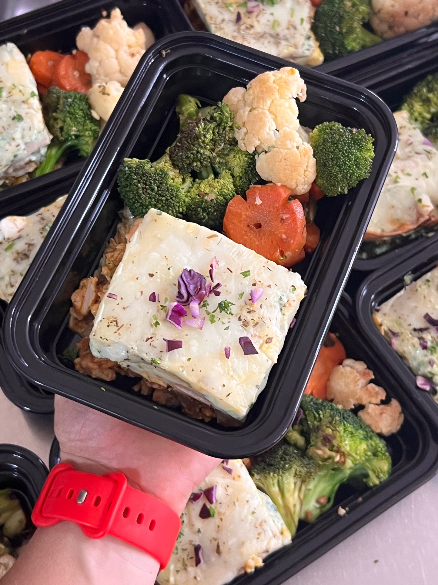 Lasagna rellena de res y espinacas con vegetales salteados