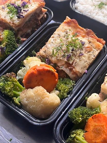 Lasagna rellena de res y espinacas con vegetales salteados