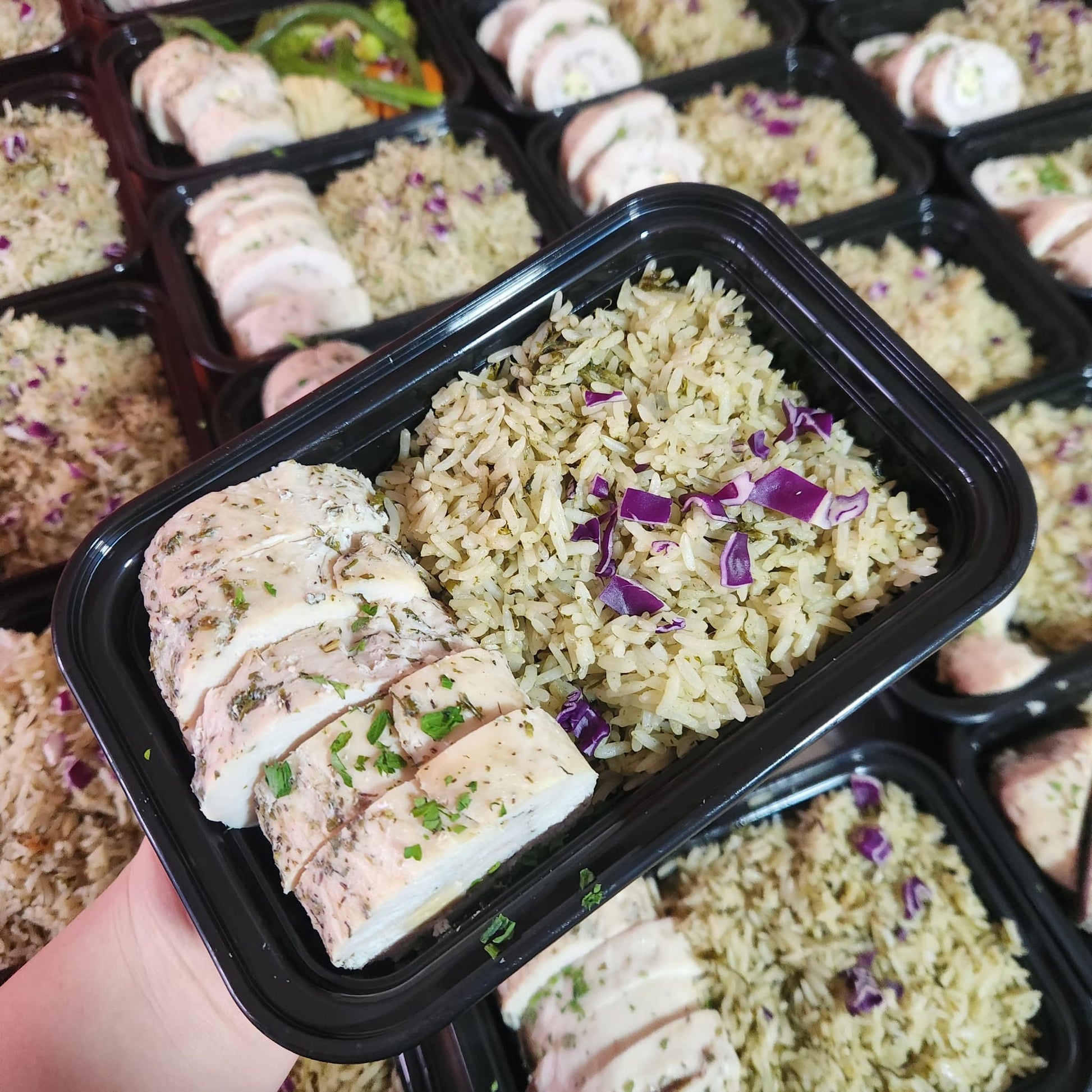Pechuga rellena de jamón y queso con arroz verde