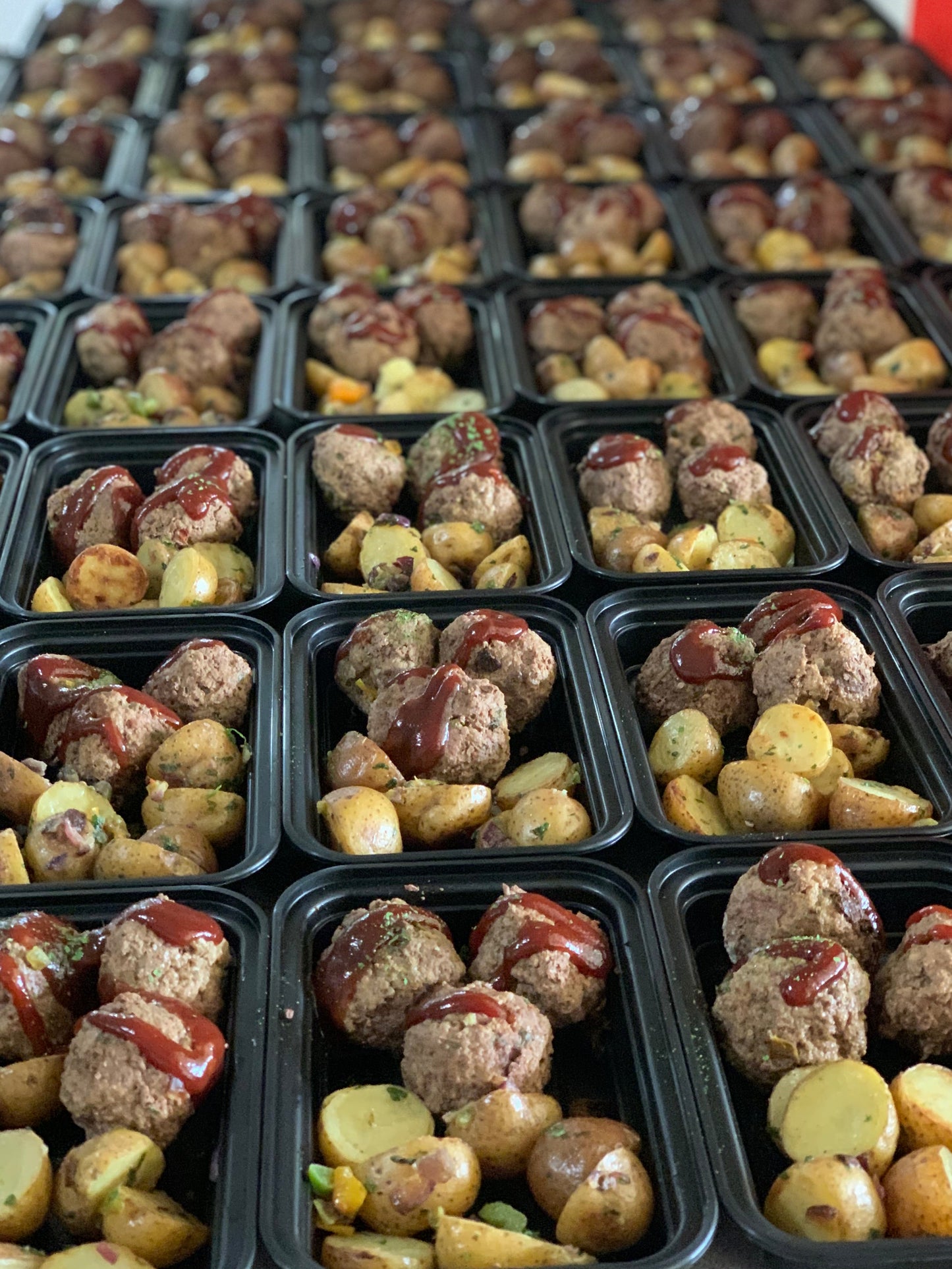 Albondigas de res con BBQ y papas salteadas