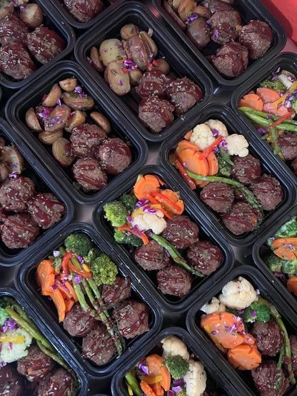 Albondigas de res con salsa BBQ con vegetales o papas salteadas