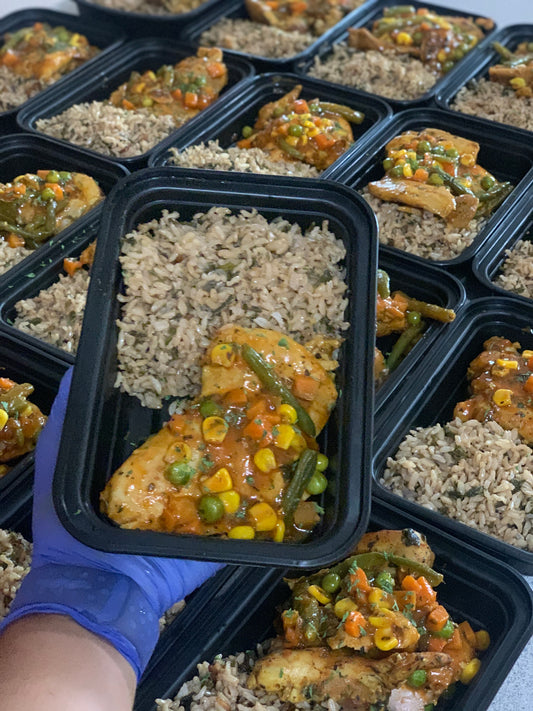 Arroz verde con caderas de pollo a la jardinera