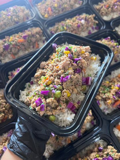 Molida de pavo y vegetales sobre arroz jazmín