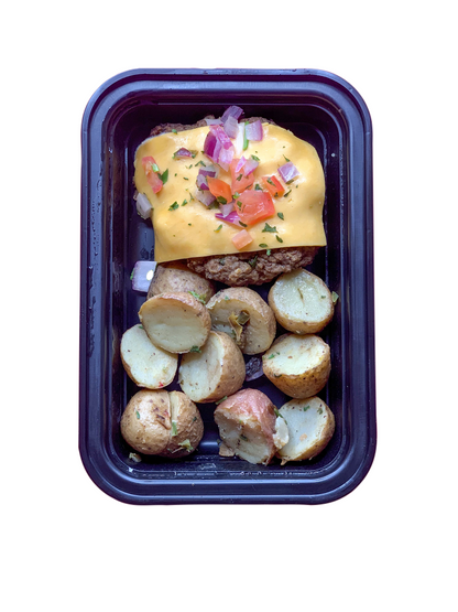 Cheeseburger al plato con papas salteadas