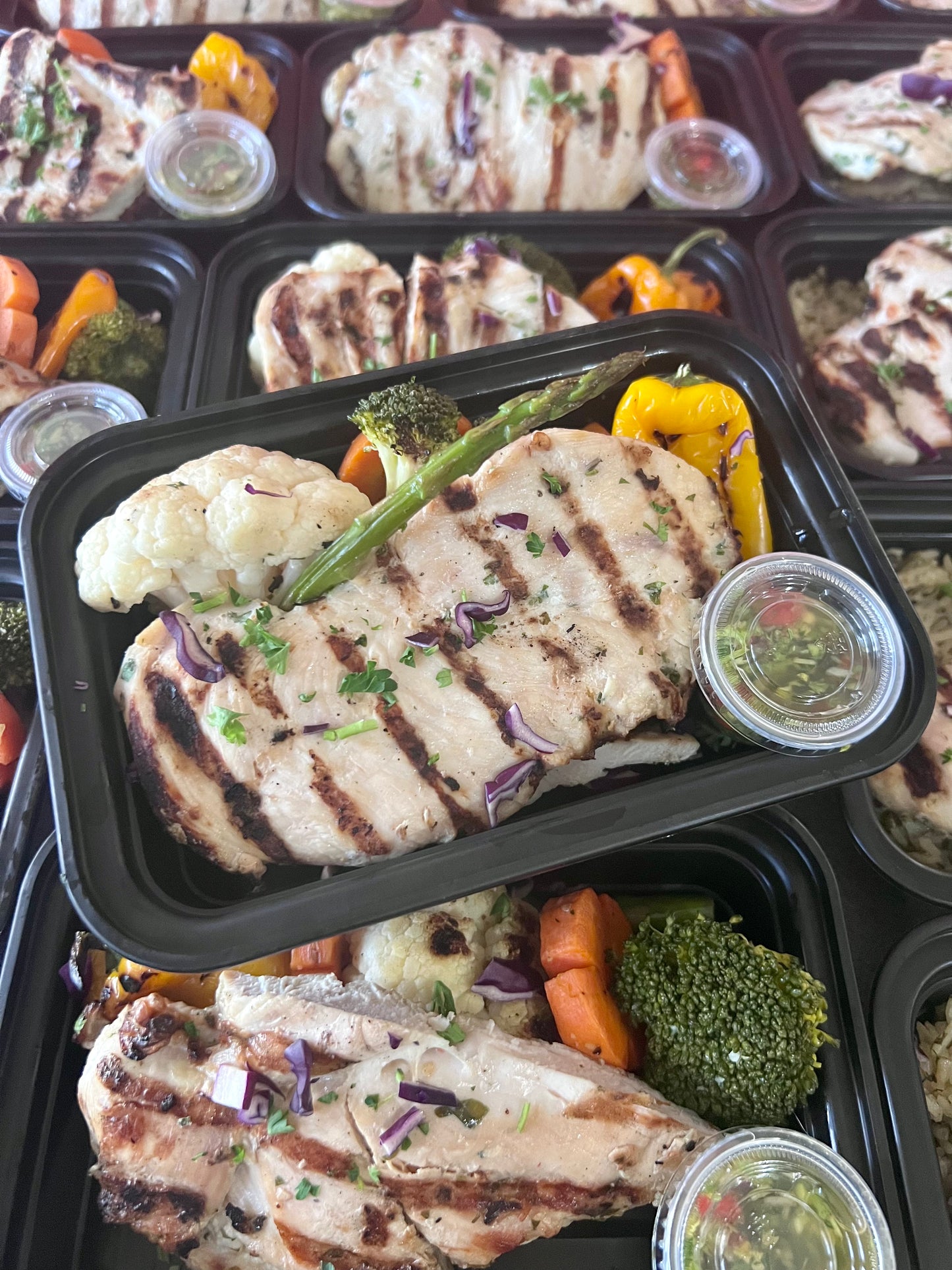Pechuga chimichurri con vegetales al grill