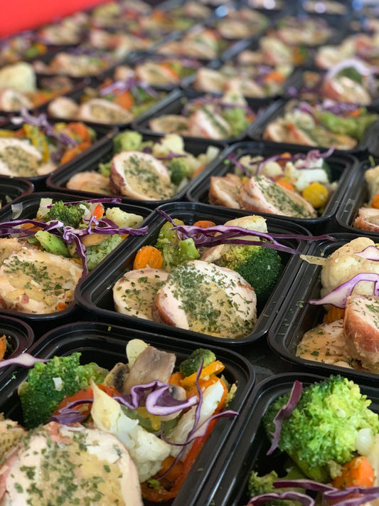 Pechuga rellena de mangu con vegetales salteados