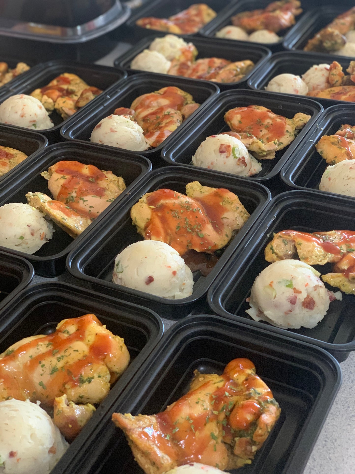 Caderas de pollo en BBQ-guava con papas "loaded"