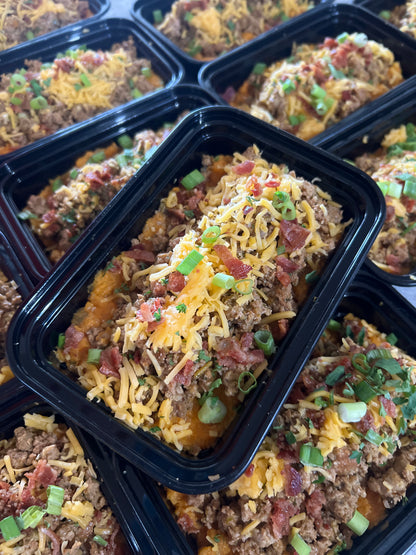 Carne molida de pavo sobre batata mameya y queso, bacon bits y cebollines