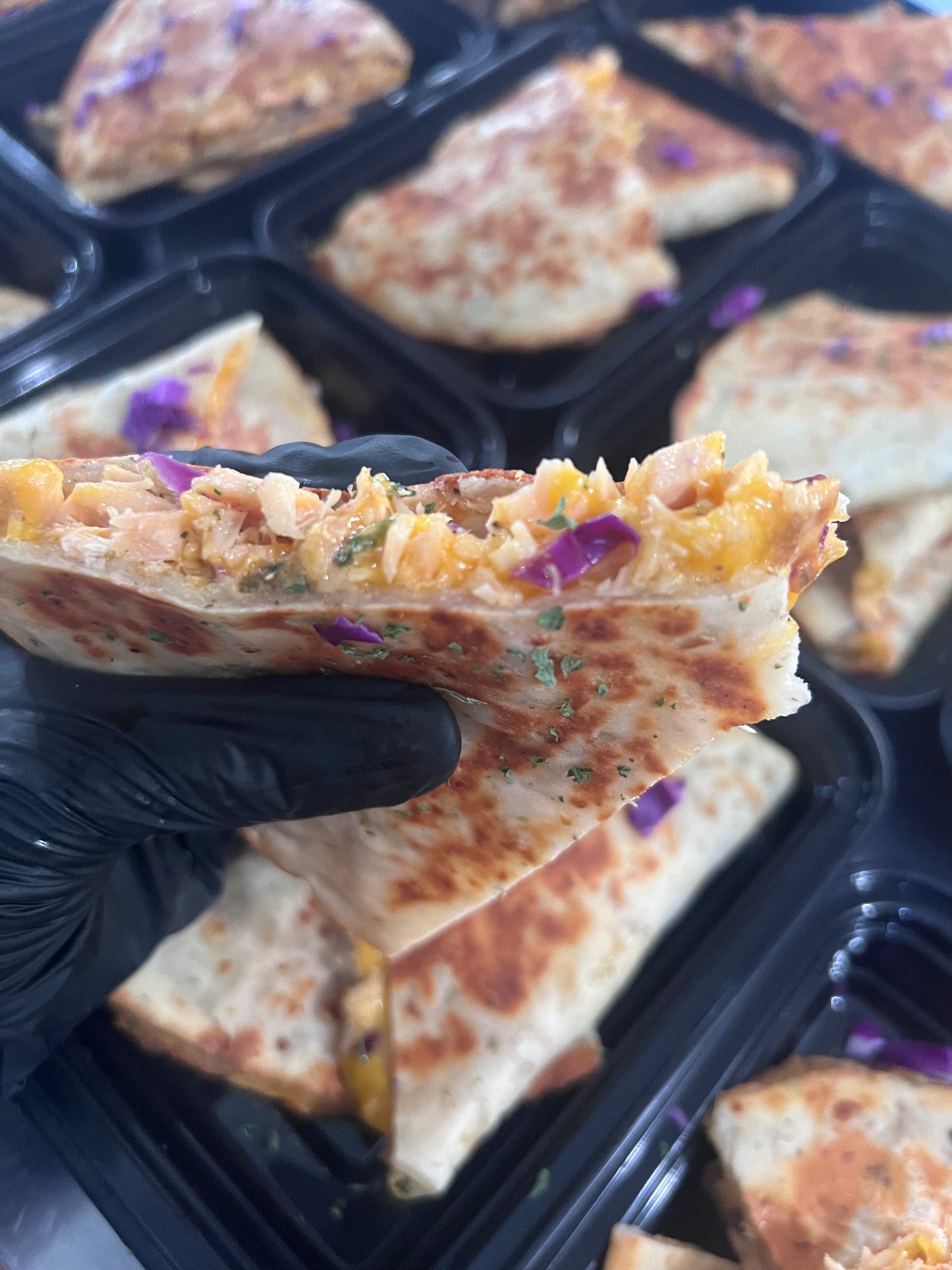 Quesadilla de coliflor rellena de Salmon desmenuzado y ensalada