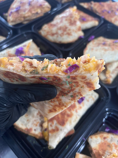 Quesadilla de coliflor rellena de Salmon desmenuzado y ensalada