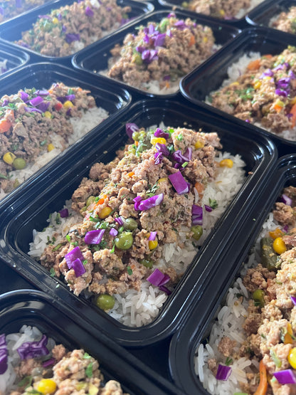 Molida de pavo y vegetales sobre arroz jazmín