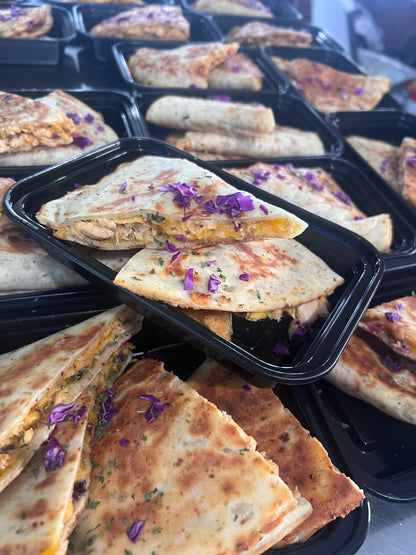 Quesadilla de coliflor rellena de Salmon desmenuzado y ensalada